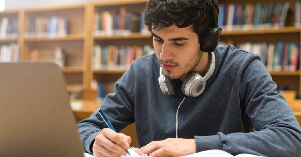 joven_laptop_trabajo